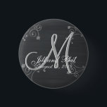 Badge Rond 2,50 Cm Monogramme 3d Rustique Chalkboard<br><div class="desc">Découvrez ce design de tableau rustique Monogram 3d. Retro recherche Vintage pour votre mariage. Monogrammes,  texte et nom de mariée et de mariée sont faciles à changer selon vos besoins. Toutes les oeuvres et images ©nuptial.</div>