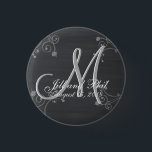 Badge Rond 2,50 Cm Monogramme 3d Rustique Chalkboard<br><div class="desc">Découvrez ce design de tableau rustique Monogram 3d. Retro recherche Vintage pour votre mariage. Monogrammes,  texte et nom de mariée et de mariée sont faciles à changer selon vos besoins. Toutes les oeuvres et images ©nuptial.</div>