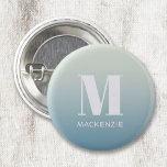 Badge Rond 2,50 Cm Monogramme moderne Nom initial Turquoise Aqua Grad<br><div class="desc">La typographie moderne minimaliste monogramme design de nom initial qui peut être modifié pour personnaliser. Blanc sur un arrière - plan turquoise à bleu marine dégradé.</div>