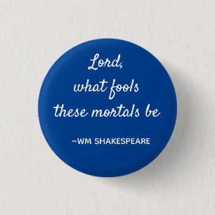 Badge Rond 2,50 Cm Mortal Fools Shakespeare Citation Bleu et Blanc