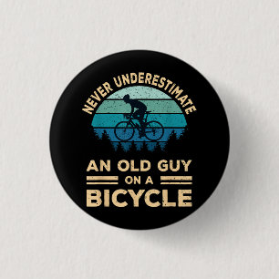 Badge Rond 2,50 Cm Ne Sous-Estimez Jamais Un Vieux Type Sur Un Vélo D