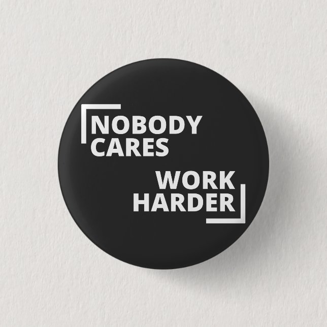 Badge Rond 2,50 Cm Nobody Cares Work Harder (Devant)