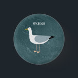 Badge Rond 2,50 Cm Nom de mouette mignonne<br><div class="desc">Une mouette coquine debout au bord de l'océan. Idéal pour les amateurs d'oiseaux sadiques et de la côte. Personnalisez en modifiant ou en supprimant le nom.</div>