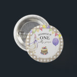 Badge Rond 2,50 Cm Oie aquarelle 1er anniversaire<br><div class="desc">BONJOUR. Fête anniversaire de enfant de l'aquarelle. Aquarelle mignonne oie dans le casquette d'anniversaire,  gâteau aux baies,  ballon violet,  guirlande festive de drapeaux. Arrière - plan en cage beige-marron.</div>