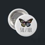 Badge Rond 2,50 Cm Papillon d'aquarelle SHE/HER Pronounounounounounou<br><div class="desc">Décorez votre tenue avec ce bouton d'art cool. Vous pouvez le customiser et ajouter du texte. Consultez ma boutique pour plus de couleurs et de motifs ! Faites-moi savoir si vous aimeriez quelque chose de personnalisé aussi.</div>