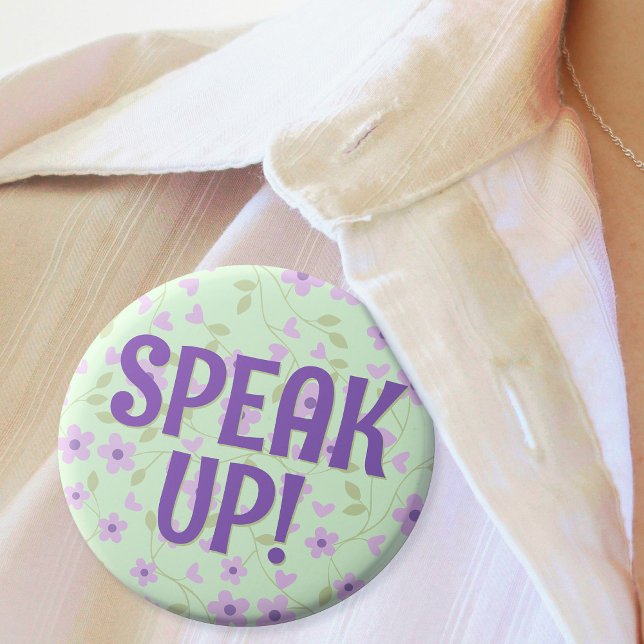 Badge Rond 2,50 Cm Parlez mignonne violet floral dur de l'audition (In Situ of purple and green floral badge with cute text that says "Speak Up!")