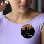 Badge Rond 2,50 Cm Parties scintillant d'or noir d'anniversaire goutt<br><div class="desc">Pour une fête d'anniversaire de 21e (ou tout âge). Un arrière - plan noir décoré de faux gouttes de parties scintillant or, la peinture goutte à goutte. Personnalisez et ajoutez une date, un nom et un âge. Le nom est écrit avec un script de style écrit à la main. Parfait...</div>
