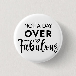 Badge Rond 2,50 Cm Pas un jour de plus que fabuleux – Citation drôle