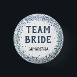 Badge Rond 2,50 Cm Peacock Blue Parties scintillant Team Nom de la ma<br><div class="desc">Peacock Blue Parties scintillant Team Nom de la mariée. Glitzy fun pour votre soirée bachelorette,  une nuit ou une douche nuptiale. Personnalisez facilement le nom.</div>