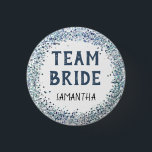 Badge Rond 2,50 Cm Peacock Blue Parties scintillant Team Nom de la ma<br><div class="desc">Peacock Blue Parties scintillant Team Nom de la mariée. Glitzy fun pour votre soirée bachelorette,  une nuit ou une douche nuptiale. Personnalisez facilement le nom.</div>