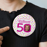 Badge Rond 2,50 Cm photo de 50e anniversaire de confetti rose or jaun<br><div class="desc">Un confetti coloré clair au hasard points anniversaire 50e bouton de la fête surprise. En rose foncé, rouge, corail, jaune doré et jaune sur blanc. Ajoutez la photo de votre fille d'anniversaire au centre du 0 sur 50 et customisez avec votre nom de fille de cinquantième anniversaire. Autres objets correspondants...</div>