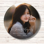 Badge Rond 2,50 Cm Photo personnalisée Hommage commémoratif funéraire<br><div class="desc">Un design personnalisé et personnalisé avec nom et espace pour une photo.</div>
