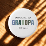 Badge Rond 2,50 Cm Promoté au cadeau Grand-père EST 2025<br><div class="desc">Célébrez la grande promotion avec ce bouton de promotion de style Promoted to Grandpa EST 2025! Conçu dans une palette de couleurs propres et neutres, ce pin minimaliste et moderne est parfait pour les annonces de bébé, les révélations de genre, les fêtes ou la fierté de grand-père quotidien. Un garde-manger...</div>