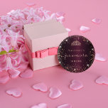 Badge Rond 2,50 Cm Quinceanera Bourgogne rose or tiara nom script<br><div class="desc">Pour un élégant Quinceañera, 15ème anniversaire. Une couleur arrière - plan bordeaux. Décoré avec de la poussière de parties scintillant en faux or rose et une tiare, couronne. Personnalisez et ajoutez un nom, un âge et une date. Quinceañera est écrit avec un script de style moderne écrit à la main...</div>