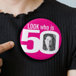 Badge Rond 2,50 Cm Regardez qui est 50 photo rose chaud blanc<br><div class="desc">Célébrez un 50ème anniversaire avec ce look rose et blanc chaud amusant qui est 50 pictogrammes bouton de badge photo. Personnalisez ce badge d'âge avec une photo de la fille d'anniversaire. Une bonne idée pour ajouter un peu de plaisir à une fête d'anniversaire. Il peut également être utilisé pour montrer...</div>