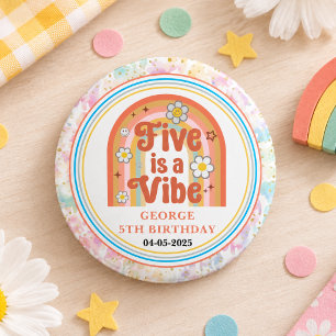 Badge Rond 2,50 Cm Retro Rainbow FIVE est une Vibes Groovy 5ème Anniv