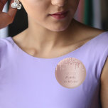 Badge Rond 2,50 Cm rose de 16e anniversaire parties scintillant or no<br><div class="desc">Un bouton girly et tendance t pour une Soirée Douce Seizième anniversaire. Un arrière - plan rose féminin, rose d'or faux métallique à l'aspect décoré de faux gouttes de parties scintillant rose or. Modèles pour une date et nom/âge 16. Lettres de couleur or rose foncé. Parfait pour la fête comme...</div>