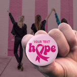 Badge Rond 2,50 Cm Ruban de sensibilisation au cancer du sein Texte o<br><div class="desc">Le ruban rose est devenu le symbole universel du cancer du sein,  sensibilisant,  soutenant et rassemblant les femmes en solidarité.</div>