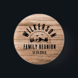 Badge Rond 2,50 Cm Russe Cabine de réunion familiale Retro Cool Wood<br><div class="desc">Bouton de réunion de famille moderne et rustique avec un design branché de chaîne de montagnes forestières avec pins,  bois et oiseaux entourés de votre nom de famille personnalisé,  un nom personnalisable de votre célébration,  ainsi que la date de la réunion.</div>