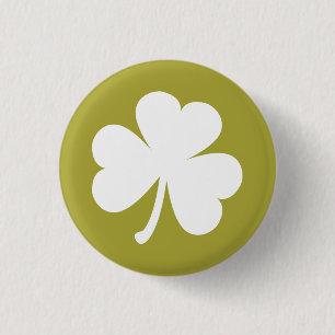 Badge Rond 2,50 Cm Shamrock irlandais blanc sur Arrière - plan or rus