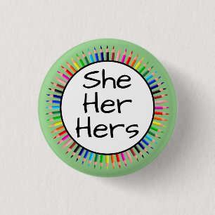 Badge Rond 2,50 Cm She Her Hers Pronouns in Circle of Colored Pencils