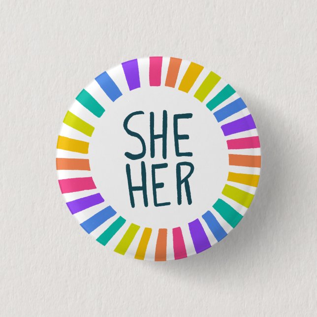 Badge Rond 2,50 Cm SHE / HER Pronounounouns Rainbow Handlettered Prid (Devant)