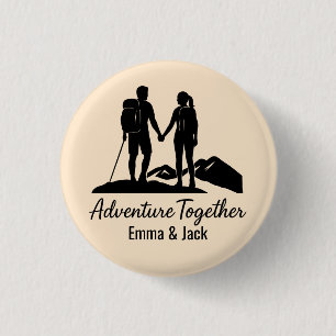 Badge Rond 2,50 Cm Silhouette de couple de randonnée minimaliste pers