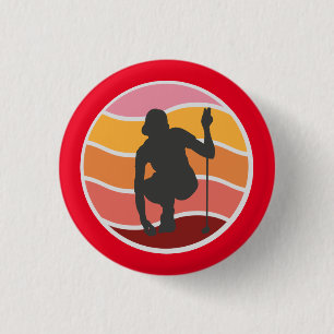Badge Rond 2,50 Cm Silhouette golfer lady golf sur arrière - plan rou