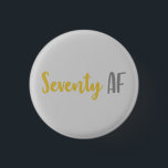 Badge Rond 2,50 Cm Soixante-dix AF amusant 70e cadeau d'anniversaire<br><div class="desc">Cette drôle de 70e anniversaire gag blague idée cadeau est parfait pour toute personne qui célèbre un soixante-dixième anniversaire! Comprend le dicton drôle "soixante-dix af",  qui est une idée de cadeau formidable qu'ils aimeront!</div>