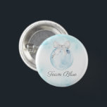 Badge Rond 2,50 Cm Team Boy Christmas Genre Revela<br><div class="desc">Bouton de révélation de genre Team Boy conçu avec une illustration d'aquarelle bleue. Objets correspondants dans notre magasin Cava Party Design.</div>