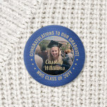 Badge Rond 2,50 Cm Tous les textes Graduation Photo Félicats Bleu et<br><div class="desc">Dites félicitations et montrez votre fierté pour le diplômé avec des boutons photo/badges customisés cool. (CONSEIL EN MATIÈRE DE PLACEMENT D'IMAGE : Une façon simple de centrer une photo exactement comment vous voulez est de la rogner avant de la télécharger sur le site Zazzle.) Tout le texte est simple à...</div>