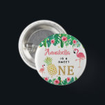Badge Rond 2,50 Cm Tropical Summer Beach Luau Girls 1er anniversaire<br><div class="desc">Célébrez dans le style avec ces boutons amusants et très tendance de 1er anniversaire. Le design est facile à personnaliser avec votre libellé d'événement spécial et vos invités seront ravis quand ils reçoivent ces boutons fabuleux. Des éléments de partie correspondants se trouvent dans la collection.</div>