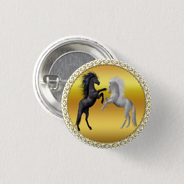 Badge Rond 2,50 Cm Un cheval noir et blanc qui se bat (Devant & derrière)