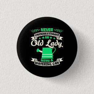Badge Rond 2,50 Cm Un Jardin Vieux Avec Poubelle D'Eau