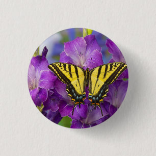 Badge Rond 2,50 Cm Un papillon Monarque sur des Glaïeuls violets