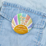 Badge Rond 2,50 Cm Voici Le Baby shower Son Retro Boys<br><div class="desc">Célébrez en style avec ces boutons de baby shower tendance. Ce design est facile à personnaliser avec votre libellé d'événement spécial et vos invités seront ravis quand ils verront ces fabuleux boutons de faveur. Les éléments correspondants se trouvent dans la collection.</div>