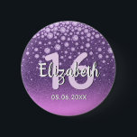 Badge Rond 5 Cm 16e anniversaire diamants parties scintillant rose<br><div class="desc">Un bouton élégant, glamour et girly 16ème anniversaire de fête. Faux parties scintillant de couleur violet et rose avec faux losange et cadre doré. Modèles pour un nom, 16 ans et une date. Date de naissance ou date de la fête/anniversaire. Lettres blanches et roses. Le nom est écrit avec un...</div>
