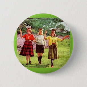 Badge Rond 5 Cm 1960 teenage girls with books on their heads