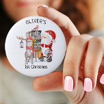 Badge Rond 5 Cm 1er Noël personnalisé Père Noël et rennes<br><div class="desc">Père Noël et rennes, le premier bouton de Noël du bébé sera une grande décoration pour la pépinière ou à attacher à une carte de Noël. L'illustration de l'aquarelle mignonne présente le Père Noël avec son renne et son traîneau remplis de cadeaux. "[NOM] 1er Noël" est écrit dans la typographie...</div>