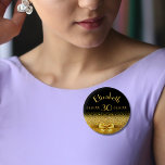 Badge Rond 5 Cm 30e anniversaire noir or monogramme élégant<br><div class="desc">Élégant,  classique,  glamour et féminin. Un arc et un ruban doré à la parties scintillant dorée et brillant,  un peu de bling et de luxe pour un anniversaire. Arrière - plan noir. Modèles pour son nom,  son âge,  sa date de naissance et sa date anniversaire.</div>