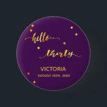 Badge Rond 5 Cm 30e anniversaire violet or nom date bonjour trente<br><div class="desc">Dessin chic à la mode violet et texte faux or écrit avec un script de style à la main tendance : bonjour trente. Avec des points dorés comme décor. Modèles pour un nom et une date, lettres d'or. Elégant et moderne pour une fête de 30ème anniversaire, peut être utilisé comme...</div>
