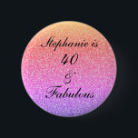 Badge Rond 5 Cm 40 Fabuleux Anniversaire rose violet Motifs de Par<br><div class="desc">Conçu avec un joli,  girly et beau arrière - plan de gloire violet rose et modèle de texte personnalisé pour le nom que vous pouvez modifier,  c'est parfait pour les célébrations du 40ème anniversaire!</div>