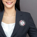 Badge Rond 5 Cm 40 roses roses roses noires rayures blanches<br><div class="desc">Classic mince bandes verticales noir et blanc comme arrière - plan. Avec des roses roses roses romantiques, féminines et roses. Un cadre blanc et noir sur l'avant avec modèle pour le nom et la date. Avec le texte : 40 et fabuleux. Lettres noires. Parfait comme une faveur de 40ème anniversaire...</div>