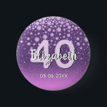 Badge Rond 5 Cm 40e anniversaire de parties scintillant diamants r<br><div class="desc">Un bouton élégant, glamour et girly 40ème anniversaire de fête. Faux parties scintillant de couleur violet et rose avec faux losange et cadre doré. Modèles pour un nom, âge 40 et une date. Date de naissance ou date de la fête/anniversaire. Lettres blanches et roses. Le nom est écrit avec un...</div>