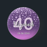 Badge Rond 5 Cm 40e anniversaire de parties scintillant diamants r<br><div class="desc">Un bouton élégant, glamour et girly 40ème anniversaire de fête. Faux parties scintillant de couleur violet et rose avec faux losange et cadre doré. Modèles pour un nom, âge 40 et une date. Date de naissance ou date de la fête/anniversaire. Lettres blanches et roses. Le nom est écrit avec un...</div>