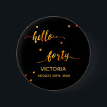 Badge Rond 5 Cm 40e anniversaire noir or bonjour 40 nom script<br><div class="desc">Un cadre noir chic et tendance et un texte en faux or écrit avec un script de style à la main tendance : bonjour quarante. Avec des points dorés comme décor. Modèles pour un nom et une date, lettres d'or. Elégant et moderne pour une fête de 40ème anniversaire, peut être...</div>