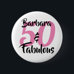 Badge Rond 5 Cm 50 et fabuleux fête d'anniversaire personnalisée<br><div class="desc">Célébrez 50 ans de style avec ce design cool de 50 ans. Le mot 50 est en texte rose et le nom & Fabulous est en texte noir. Vous pouvez personnaliser ce cadeau en changeant le nom, l'âge et les couleurs de police à ce que vous voulez. Veuillez consulter nos...</div>