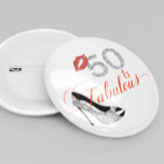 Badge Rond 5 Cm 50 et Parties scintillant fabuleuse 50e anniversai<br><div class="desc">Cette conception a été créée par art numérique. Elle peut être personnalisée dans la zone fournir ou customiser en choisissant le clic pour customiser une autre option et en changeant le nom, les initiales ou les mots. Vous pouvez également modifier la couleur et le style du texte ou supprimer le...</div>