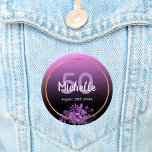 Badge Rond 5 Cm 50e anniversaire violet et dégradé noir avec or<br><div class="desc">Bouton glamour pour un 50ème anniversaire avec élégant et moderne noir et rose, dégradé violet, fond sombre. Avec un cadre en faux or, et des fleurs à l'eau couleur violet et violet. Modèles pour nom, âge et date, lettres blanches et violettes. Parfait pour garder ou enregistrer le rappel de date...</div>
