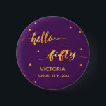 Badge Rond 5 Cm 50e anniversaire violet or nom date bonjour cinqua<br><div class="desc">Chic tendance violet fond et faux texte d'or écrit avec un script de style à la main tendance : bonjour cinquante. Avec des points dorés comme décor. Modèles pour un nom et une date, lettres d'or. Elégant et moderne pour une fête de 50ème anniversaire, peut être utilisé comme une faveur...</div>
